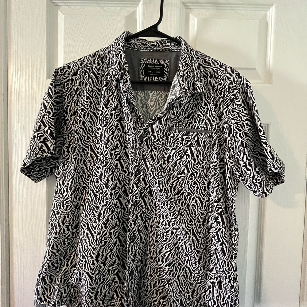 Black & White Patterned Short-Sleeve Shirt - Men